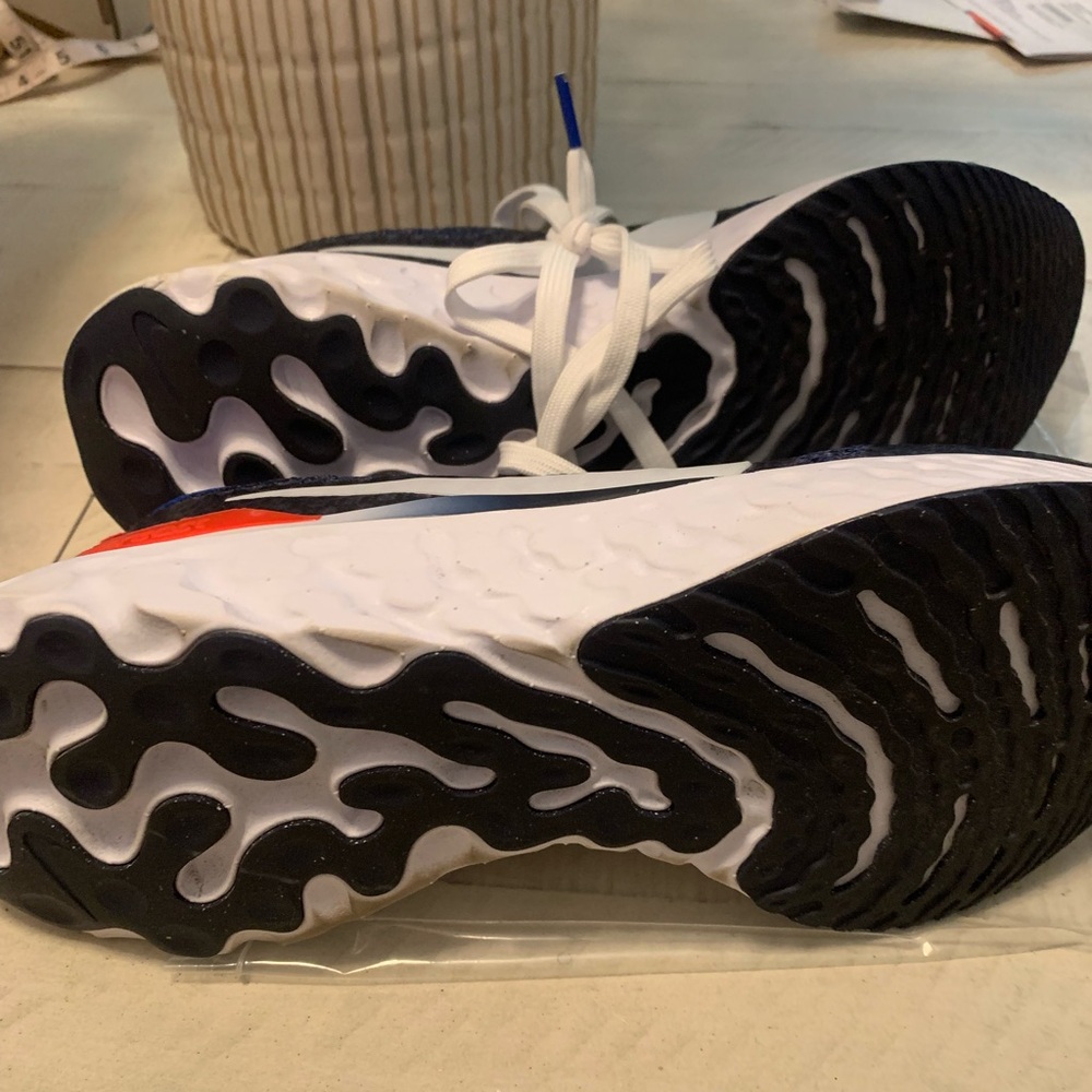 Nike Blue and Black Running Shoes - Picture 6 of 7